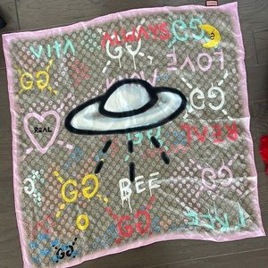 NEW GUCCI SCARF 100% AUTHENTIC